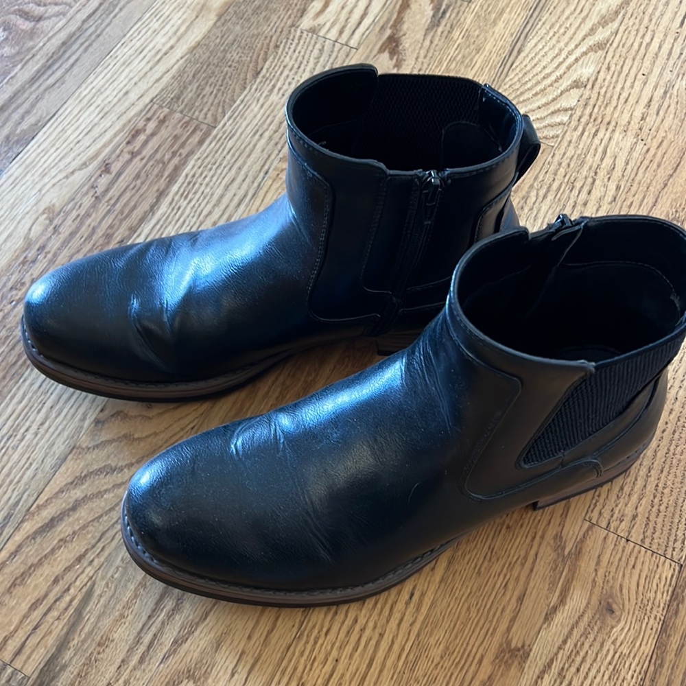Men’s APT.9 Black dress boots.